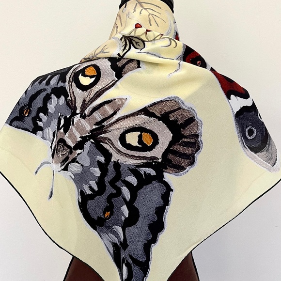 New Gucci Logo Floral Yellow Scarf with Gucci Gift Box - Picture 7 of 13